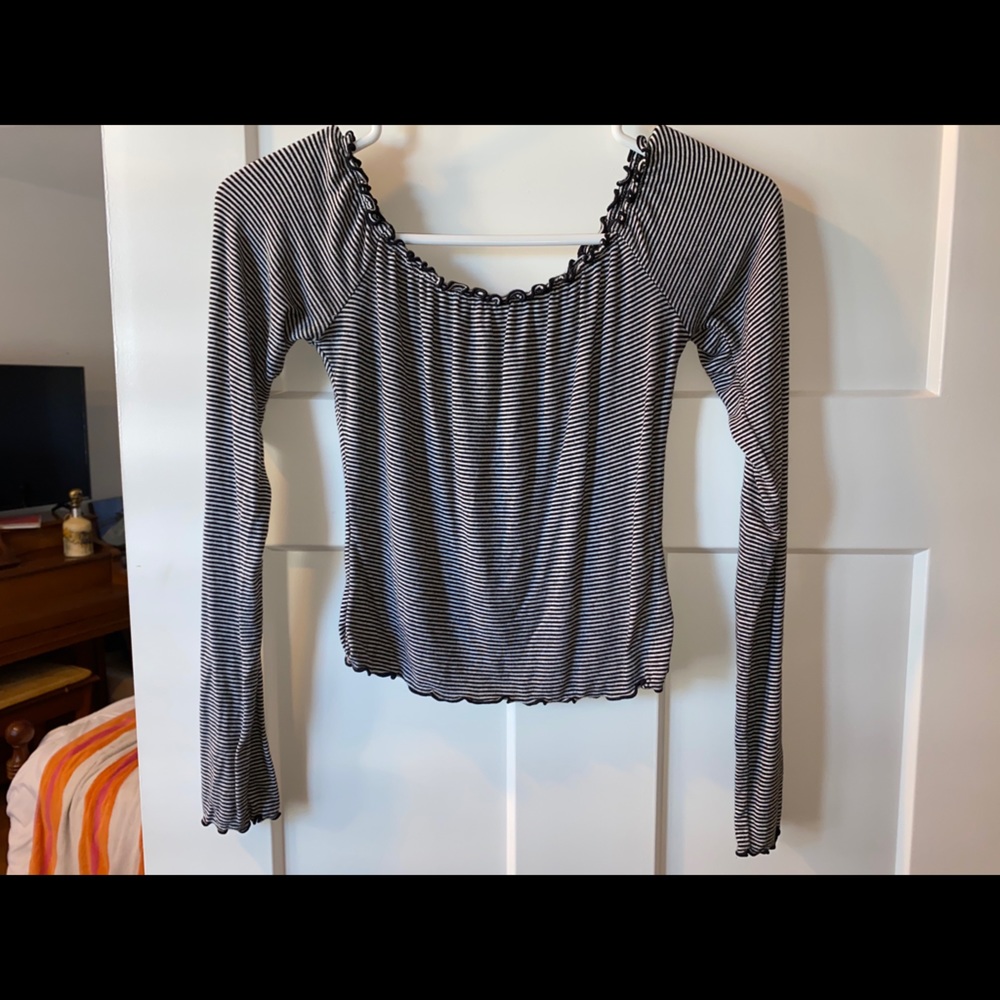 Off the shoulder long sleeve. Black and white